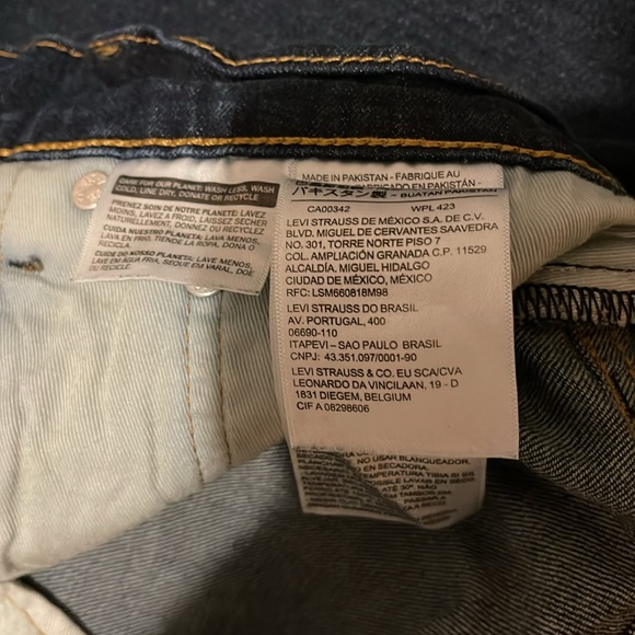 Levis Premium 511 size 33x30 in blue with fading on front and back legs - Picture 7 of 10